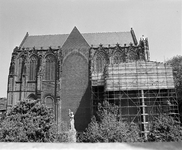 858124 Gezicht op de westgevel van de Domkerk (Domplein) te Utrecht, tijdens restauratiewerkzaamheden.